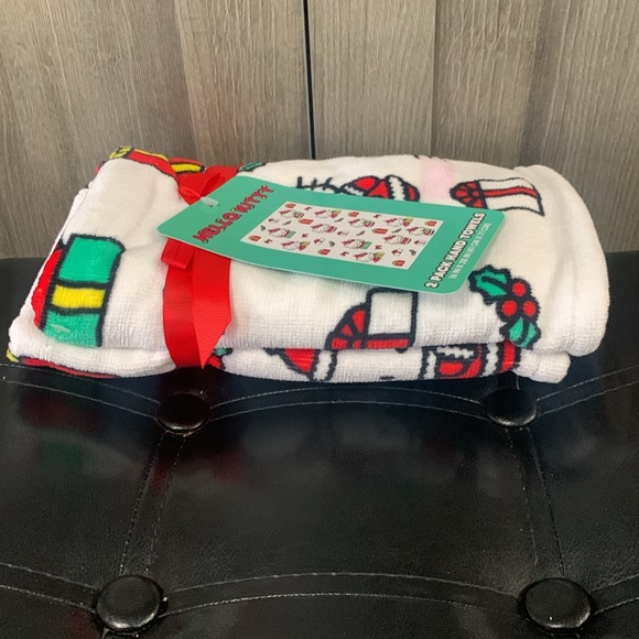 New Hello Kitty Christmas Santa Dress Set Of 2 Hand Towels Towel With Tag - Picture 7 of 9